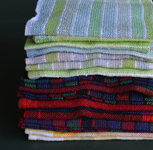 Gefaltete farbige textile Arbeiten